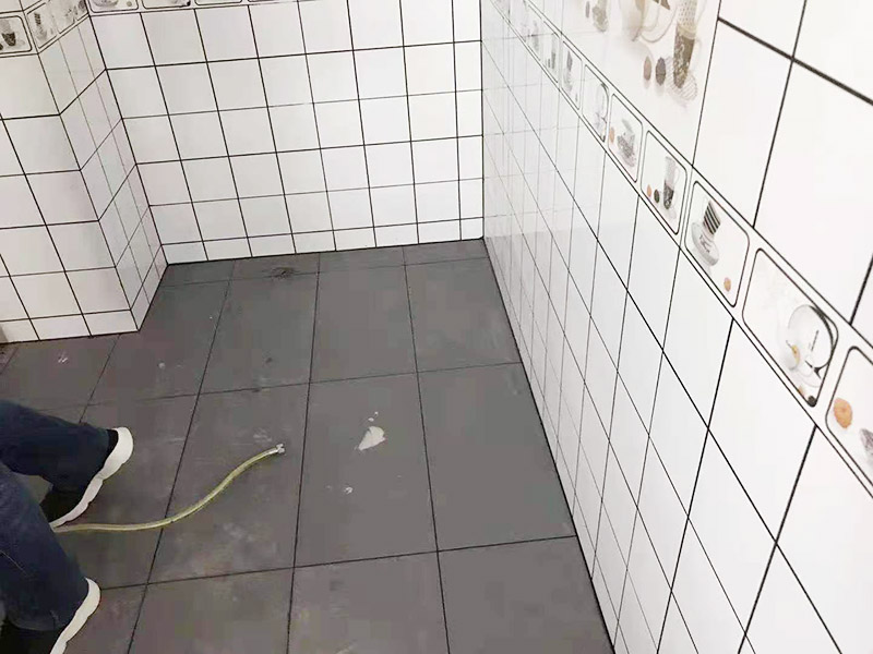 廚房貼磚裝修：廚房的墻面貼瓷磚要貼到房頂為宜，可以方便我們清洗。有的廚房裝修瓷磚會(huì)只貼一多半，其實(shí)這是不夠的，需要補(bǔ)貼到頂?shù)摹? width=