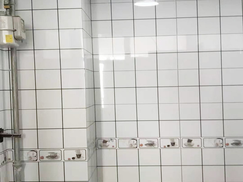 廚房貼磚裝修：廚房的墻面貼瓷磚要貼到房頂為宜，可以方便我們清洗。有的廚房裝修瓷磚會(huì)只貼一多半，其實(shí)這是不夠的，需要補(bǔ)貼到頂?shù)摹? width=