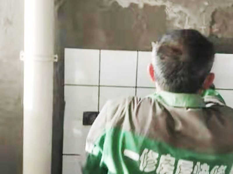 廚房貼磚裝修：廚房的墻面貼瓷磚要貼到房頂為宜，可以方便我們清洗。有的廚房裝修瓷磚會(huì)只貼一多半，其實(shí)這是不夠的，需要補(bǔ)貼到頂?shù)摹? width=