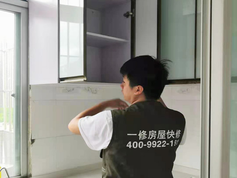 廚房裝修翻新完工：首先要做好的就是廚房的成品保護(hù)，然后就可以開始對(duì)廚房中不合理的地方根據(jù)設(shè)計(jì)圖和現(xiàn)場(chǎng)的規(guī)劃進(jìn)行打拆工作了，瓷磚鋪設(shè)完成和天花都做好之后，就要開始安裝櫥柜和櫥柜臺(tái)面、灶臺(tái)、水槽等家具，安裝好之后，需要對(duì)櫥柜進(jìn)行調(diào)試。