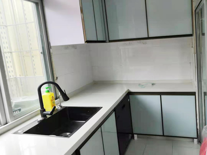 廚房裝修翻新完工：首先要做好的就是廚房的成品保護(hù)，然后就可以開始對(duì)廚房中不合理的地方根據(jù)設(shè)計(jì)圖和現(xiàn)場(chǎng)的規(guī)劃進(jìn)行打拆工作了，瓷磚鋪設(shè)完成和天花都做好之后，就要開始安裝櫥柜和櫥柜臺(tái)面、灶臺(tái)、水槽等家具，安裝好之后，需要對(duì)櫥柜進(jìn)行調(diào)試。