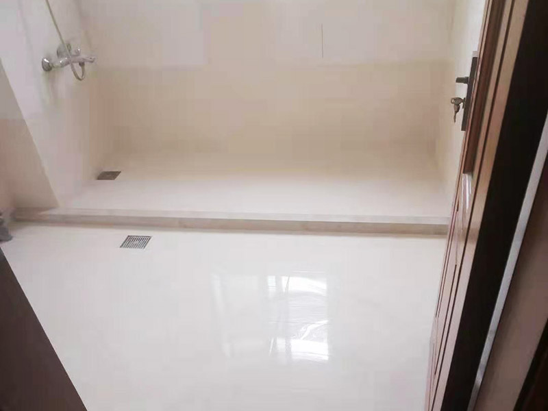 舊房廁所防水貼磚：首先要將瓷磚表面的污漬與雜物給清空，還要保持表面的干燥，需要注意的是地面和墻體都要做防水的、因?yàn)檫@樣防水效果是最好的，其次就是防水涂料，需要要反復(fù)涂抹均勻，晾干后在進(jìn)行潑灑實(shí)驗(yàn)，確認(rèn)防水是否完善。