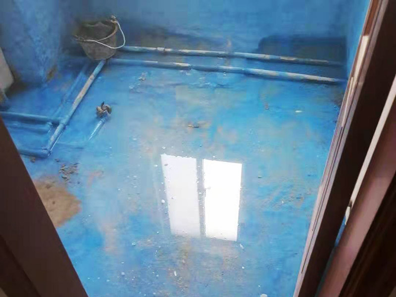 舊房廁所防水貼磚：首先要將瓷磚表面的污漬與雜物給清空，還要保持表面的干燥，需要注意的是地面和墻體都要做防水的、因?yàn)檫@樣防水效果是最好的，其次就是防水涂料，需要要反復(fù)涂抹均勻，晾干后在進(jìn)行潑灑實(shí)驗(yàn)，確認(rèn)防水是否完善。