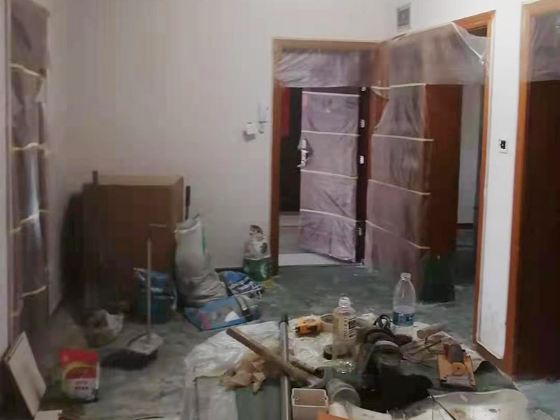 舊房廁所防水貼磚：首先要將瓷磚表面的污漬與雜物給清空，還要保持表面的干燥，需要注意的是地面和墻體都要做防水的、因?yàn)檫@樣防水效果是最好的，其次就是防水涂料，需要要反復(fù)涂抹均勻，晾干后在進(jìn)行潑灑實(shí)驗(yàn)，確認(rèn)防水是否完善。