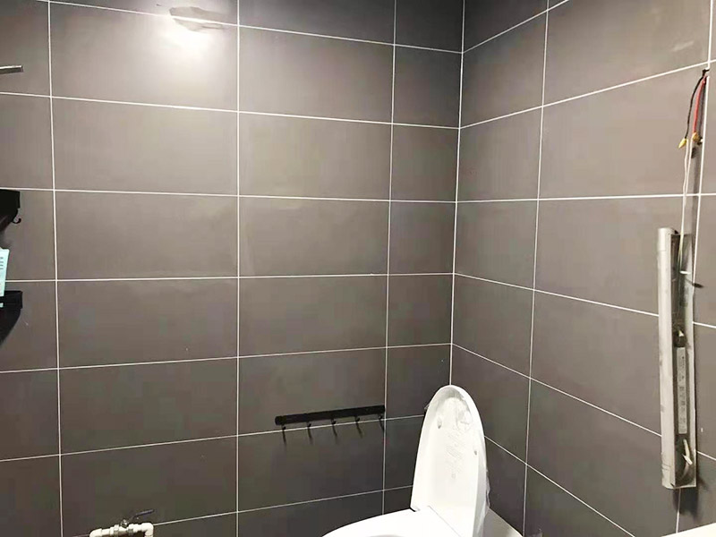 衛(wèi)生間貼磚裝修:衛(wèi)生間貼磚的流程首先先清掃地面，水泥砂漿找平，接著再定標(biāo)高，彈線，地磚進(jìn)水，攤鋪水泥砂漿，鋪貼石磚，最后灌縫，白水泥或者填縫劑都可以，或者做專業(yè)的美縫。