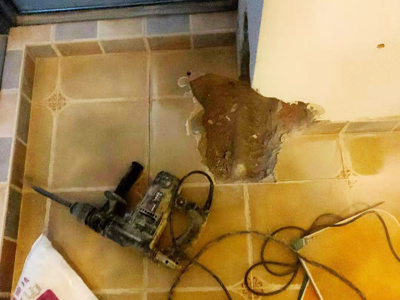 墻角局部修補翻新:用遮蔽紙沿著踢腳線進行遮蔽，做好成品保護，將已經出現問題的漆層及膩子鏟掉，在水里面加入適量的膩子粉，并進行充分的攪拌，接著就可以開始上墻批膩子了。刮第一層干了之后再刮第二層，膩子不能刮太厚，否則容易開裂。
