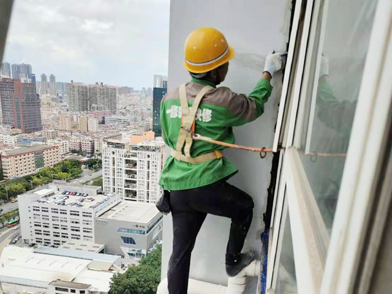 外墻窗框打膠維修：首先，在給斷橋鋁門窗打膠的時候，先要將斷橋鋁門窗邊上的膠帶給處理掉，不要粘在上面就進(jìn)行打膠防水了，而且窗戶打膠的話，必須在室外打膠，因為如果勉強(qiáng)在室內(nèi)進(jìn)行打膠的話，顯然打出來的膠會不均勻，這樣就起不到防水的作用了。還有盡可能的使用滿膠，也就是膠槍使用滿膠來打，這樣我們在打的過程中就不會出現(xiàn)斷膠的現(xiàn)象了。