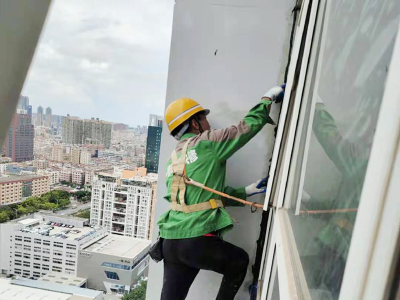 外墻窗框打膠維修：首先，在給斷橋鋁門窗打膠的時候，先要將斷橋鋁門窗邊上的膠帶給處理掉，不要粘在上面就進(jìn)行打膠防水了，而且窗戶打膠的話，必須在室外打膠，因為如果勉強(qiáng)在室內(nèi)進(jìn)行打膠的話，顯然打出來的膠會不均勻，這樣就起不到防水的作用了。還有盡可能的使用滿膠，也就是膠槍使用滿膠來打，這樣我們在打的過程中就不會出現(xiàn)斷膠的現(xiàn)象了。