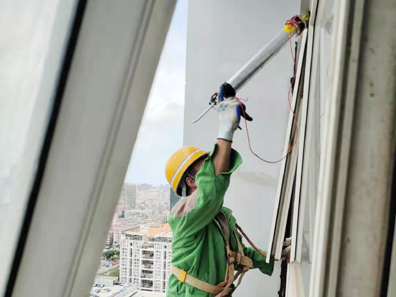 外墻窗框打膠維修：首先，在給斷橋鋁門窗打膠的時候，先要將斷橋鋁門窗邊上的膠帶給處理掉，不要粘在上面就進(jìn)行打膠防水了，而且窗戶打膠的話，必須在室外打膠，因為如果勉強(qiáng)在室內(nèi)進(jìn)行打膠的話，顯然打出來的膠會不均勻，這樣就起不到防水的作用了。還有盡可能的使用滿膠，也就是膠槍使用滿膠來打，這樣我們在打的過程中就不會出現(xiàn)斷膠的現(xiàn)象了。