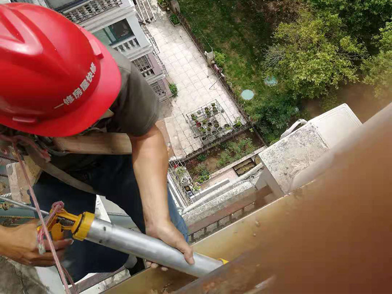 外墻高空打膠防水：首先把墻面用掃把清理干凈，表面無浮灰，如果有坑洞，不平，開裂的要先進(jìn)行修補(bǔ)，補(bǔ)平?；炷翂推鰤K墻的接縫處，施工洞等區(qū)域掛網(wǎng)，主要避免不同材料之間的接縫處容易開裂。抹防水砂漿。