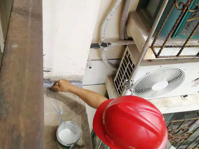 外墻高空打膠防水：首先把墻面用掃把清理干凈，表面無浮灰，如果有坑洞，不平，開裂的要先進(jìn)行修補(bǔ)，補(bǔ)平?；炷翂推鰤K墻的接縫處，施工洞等區(qū)域掛網(wǎng)，主要避免不同材料之間的接縫處容易開裂。抹防水砂漿。
