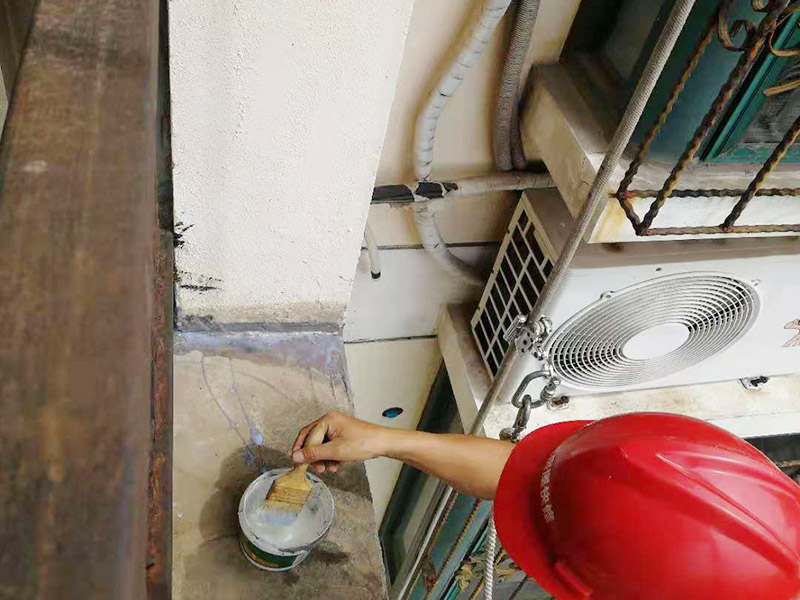 外墻高空打膠防水：首先把墻面用掃把清理干凈，表面無浮灰，如果有坑洞，不平，開裂的要先進(jìn)行修補(bǔ)，補(bǔ)平?；炷翂推鰤K墻的接縫處，施工洞等區(qū)域掛網(wǎng)，主要避免不同材料之間的接縫處容易開裂。抹防水砂漿。