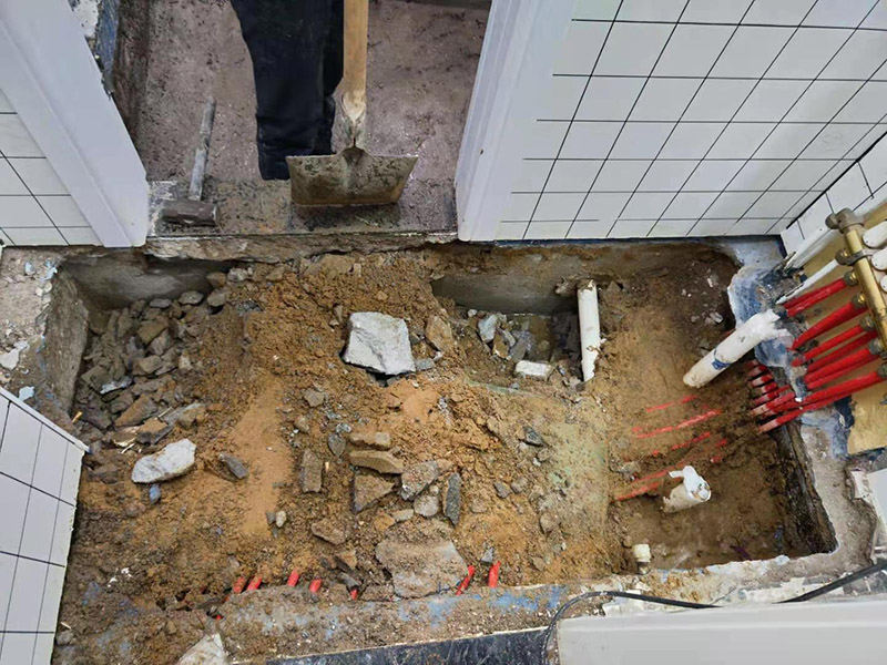 衛(wèi)生間拆除后防水翻新:衛(wèi)生間翻新如果漏水就要更換水電，尤其是那些隱蔽性極強(qiáng)，一般埋在地下或墻壁內(nèi)的。在進(jìn)行翻新的時(shí)候，最好一并更換，不管有沒(méi)有問(wèn)題，這樣都能給日后的生活帶來(lái)保障。更換完水電之后，就可以進(jìn)行瓷磚的鋪貼了。