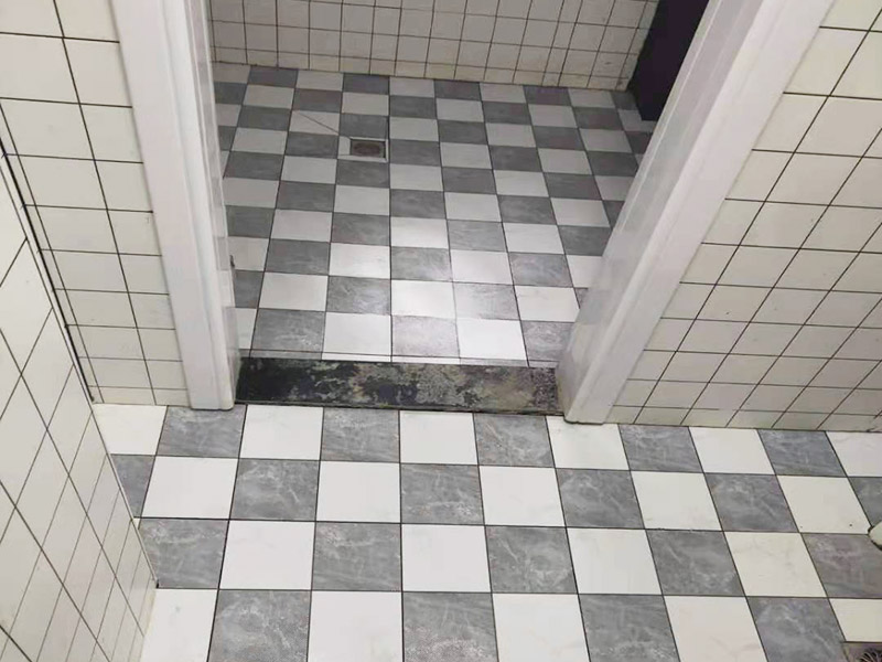 衛(wèi)生間拆除后防水翻新:衛(wèi)生間翻新如果漏水就要更換水電，尤其是那些隱蔽性極強(qiáng)，一般埋在地下或墻壁內(nèi)的。在進(jìn)行翻新的時(shí)候，最好一并更換，不管有沒(méi)有問(wèn)題，這樣都能給日后的生活帶來(lái)保障。更換完水電之后，就可以進(jìn)行瓷磚的鋪貼了。