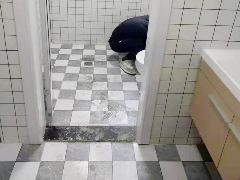 衛(wèi)生間衛(wèi)浴安裝：衛(wèi)浴潔具鑲貼墻磚&rarr;吊頂&rarr;鋪設(shè)地磚&rarr;安裝大便器、洗臉盆、浴盆&rarr;安裝連接給排水管&rarr;安裝燈具、插座、鏡子&rarr;安裝毛巾?xiàng)U等五金配件。 打孔時(shí)最容易出現(xiàn)打爆水管打斷電線的情況，此時(shí)就需要找專(zhuān)業(yè)的打孔師傅最好，安全放心。