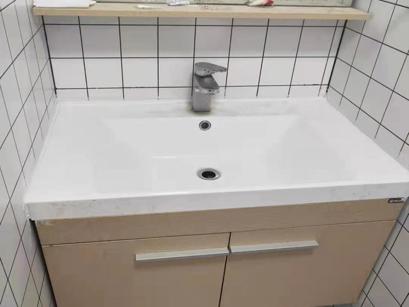 衛(wèi)生間衛(wèi)浴安裝：衛(wèi)浴潔具鑲貼墻磚&rarr;吊頂&rarr;鋪設(shè)地磚&rarr;安裝大便器、洗臉盆、浴盆&rarr;安裝連接給排水管&rarr;安裝燈具、插座、鏡子&rarr;安裝毛巾?xiàng)U等五金配件。 打孔時(shí)最容易出現(xiàn)打爆水管打斷電線的情況，此時(shí)就需要找專(zhuān)業(yè)的打孔師傅最好，安全放心。