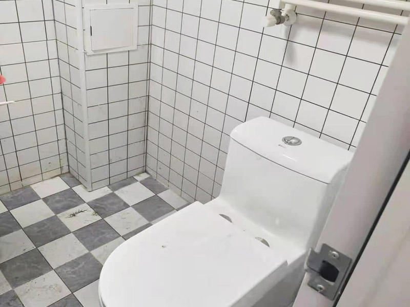 衛(wèi)生間衛(wèi)浴安裝：衛(wèi)浴潔具鑲貼墻磚&rarr;吊頂&rarr;鋪設(shè)地磚&rarr;安裝大便器、洗臉盆、浴盆&rarr;安裝連接給排水管&rarr;安裝燈具、插座、鏡子&rarr;安裝毛巾?xiàng)U等五金配件。 打孔時(shí)最容易出現(xiàn)打爆水管打斷電線的情況，此時(shí)就需要找專(zhuān)業(yè)的打孔師傅最好，安全放心。