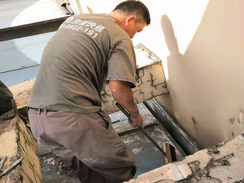 屋頂清理打膠防水：先做好節(jié)點(diǎn)、附加層和屋面排水比較集中部位的處理，然后由屋面最低標(biāo)高處向上施工。鋪貼天溝、檐口卷材時(shí)，宜順天溝、檐口方向以減少搭接。按先高后低、先遠(yuǎn)后近的原則，先施工鋼屋架坡屋面，后施工平屋面。