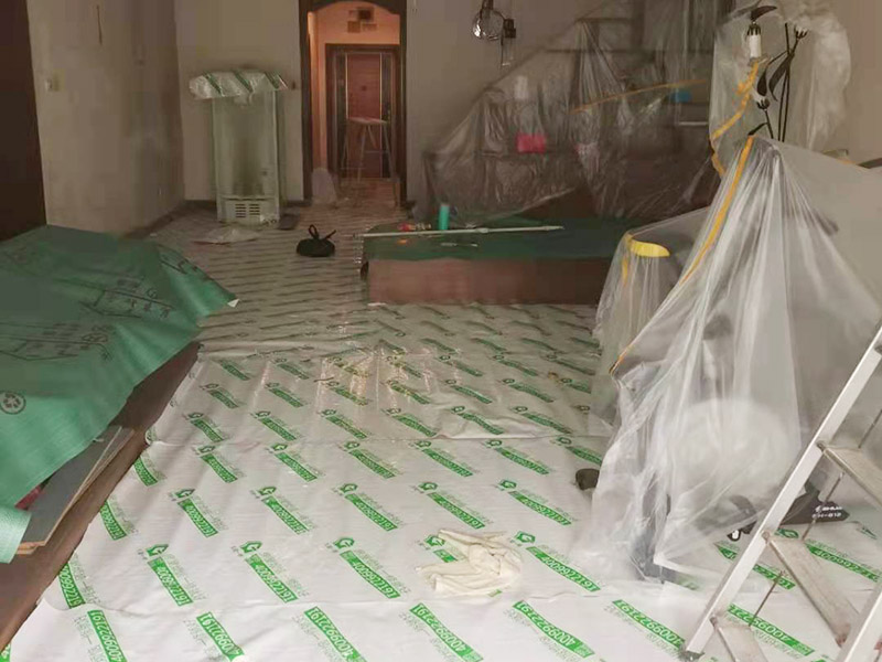 舊房客廳翻新：首先如果只是翻新墻面，地面就需要做好成品保護(hù)，這樣免得造成地面二次污染，老墻面的翻新處理的時(shí)候要注意將老墻面的原有裝修和裝飾都一并的清除。水泥層損壞，將損壞的墻面部分全部鏟除，之后再使用水泥進(jìn)行涂抹。墻面的底漆作用非常重要，具有防潮、保護(hù)墻面、提高墻面粉刷效果的作用。最后再刷乳膠漆，在進(jìn)行涂刷的時(shí)候也要從上到下順著一個(gè)方向進(jìn)行涂刷。