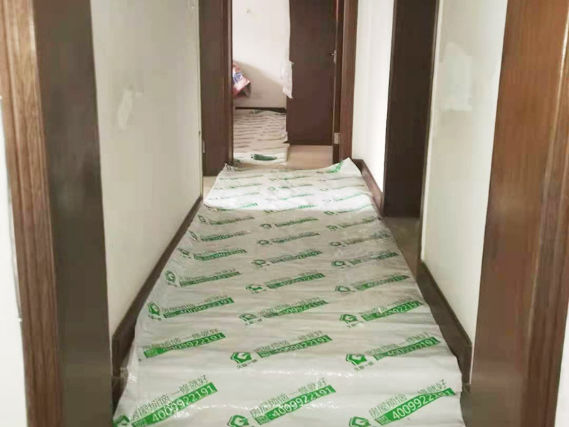 舊房客廳翻新：首先如果只是翻新墻面，地面就需要做好成品保護(hù)，這樣免得造成地面二次污染，老墻面的翻新處理的時(shí)候要注意將老墻面的原有裝修和裝飾都一并的清除。水泥層損壞，將損壞的墻面部分全部鏟除，之后再使用水泥進(jìn)行涂抹。墻面的底漆作用非常重要，具有防潮、保護(hù)墻面、提高墻面粉刷效果的作用。最后再刷乳膠漆，在進(jìn)行涂刷的時(shí)候也要從上到下順著一個(gè)方向進(jìn)行涂刷。