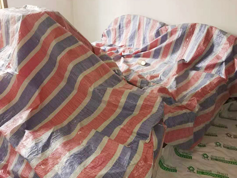 舊房客廳翻新：首先如果只是翻新墻面，地面就需要做好成品保護(hù)，這樣免得造成地面二次污染，老墻面的翻新處理的時(shí)候要注意將老墻面的原有裝修和裝飾都一并的清除。水泥層損壞，將損壞的墻面部分全部鏟除，之后再使用水泥進(jìn)行涂抹。墻面的底漆作用非常重要，具有防潮、保護(hù)墻面、提高墻面粉刷效果的作用。最后再刷乳膠漆，在進(jìn)行涂刷的時(shí)候也要從上到下順著一個(gè)方向進(jìn)行涂刷。