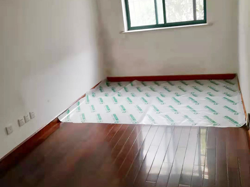 局部改造施工：首先將房屋內(nèi)家具搬走或者搬至不翻新的地方暫時(shí)保存，然后做好成品保護(hù)，然后更換舊的水路管線，按新設(shè)計(jì)的管線打洞、布管安裝，更換舊的電路，按新的設(shè)計(jì)要求開槽布線等。施工區(qū)域不同，就有不同的施工流程。