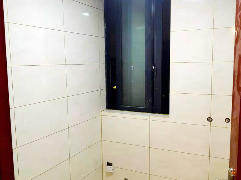 局部改造施工：首先將房屋內(nèi)家具搬走或者搬至不翻新的地方暫時(shí)保存，然后做好成品保護(hù)，然后更換舊的水路管線，按新設(shè)計(jì)的管線打洞、布管安裝，更換舊的電路，按新的設(shè)計(jì)要求開槽布線等。施工區(qū)域不同，就有不同的施工流程。