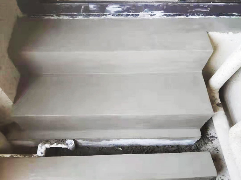 戶外磚砌水泥樓梯：先根據(jù)事先確定的弧度，在墻面上沿著弧度抹上水泥砂漿，沿著水泥砂漿，從里向外砌筑。水泥澆筑時(shí)間最好能達(dá)到3個(gè)月或者3個(gè)月以上，雖然水泥能在十幾天左右就能凝固，但是，水泥濕氣沒(méi)有全部揮發(fā)，再加上實(shí)木怕濕氣，所以，如果過(guò)早的全部封死，很容易返潮把踏板泡腐爛。