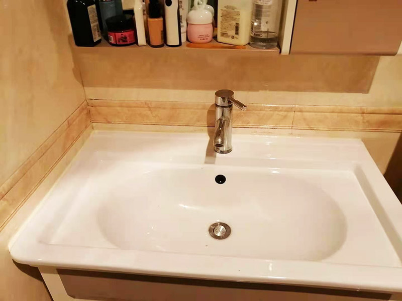 水槽臺(tái)盆打膠維修：把水池放好后，需在盆的四周畫上記號(hào)，并且把水池取下，接著再打玻璃膠即可。等玻璃較打好后，需要把盆放下去壓一下，并把多余的膠用刮板刮掉即可。當(dāng)然，玻璃膠也可以替換成密封條，同樣具備防水作用。