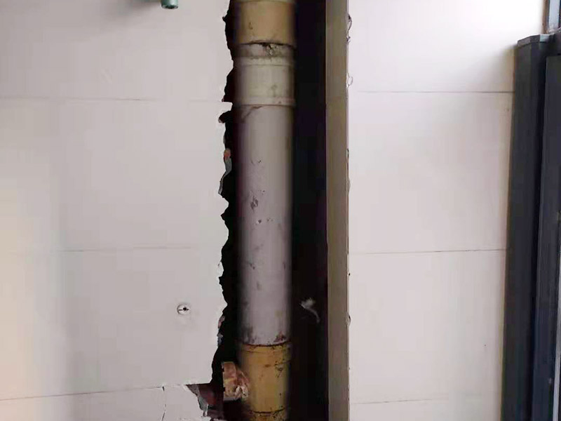 主排水管道維修更換：漏水的地方太大，建議換新水管，更換前要將整棟樓的水停下來(lái)，否則就會(huì)影響到后期的施工。更換的時(shí)候要將漏水的地方截掉，然后套上尺寸相同的新管，并用PVC膠水把連接處粘好。假如滲透的不嚴(yán)重，那么直接用PVC膠水粘結(jié)好，再拿防水布裹緊即可。