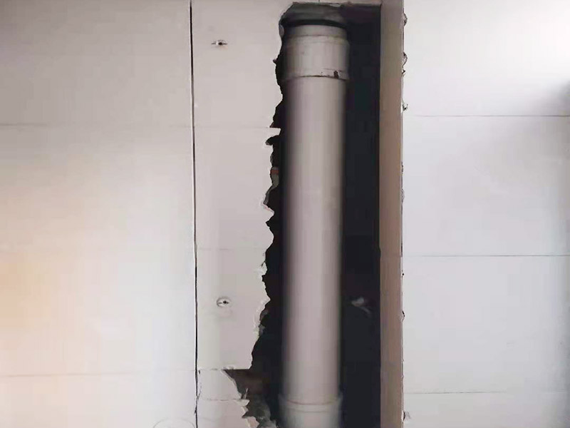 主排水管道維修更換：漏水的地方太大，建議換新水管，更換前要將整棟樓的水停下來(lái)，否則就會(huì)影響到后期的施工。更換的時(shí)候要將漏水的地方截掉，然后套上尺寸相同的新管，并用PVC膠水把連接處粘好。假如滲透的不嚴(yán)重，那么直接用PVC膠水粘結(jié)好，再拿防水布裹緊即可。