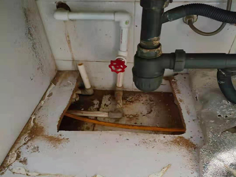 主排水管道維修更換：漏水的地方太大，建議換新水管，更換前要將整棟樓的水停下來(lái)，否則就會(huì)影響到后期的施工。更換的時(shí)候要將漏水的地方截掉，然后套上尺寸相同的新管，并用PVC膠水把連接處粘好。假如滲透的不嚴(yán)重，那么直接用PVC膠水粘結(jié)好，再拿防水布裹緊即可。