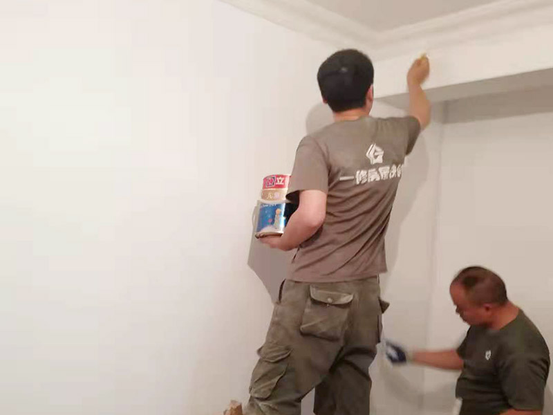 客廳墻面刷漆修補：首先檢查墻面問題點在哪里，找到問題逐步解決，如果發(fā)現(xiàn)墻體不夠堅實，墻面存在大裂縫等問題，應(yīng)該先對墻面進行處理。此時需要注意處理墻面的時候，膩子，膠水，涂料在施工的會后難免會對周圍已經(jīng)裝修好的成品造成影響，在施工前要做好成品的保護。清理好打磨后的膩子表面的浮塵被，就可以刷底漆了，底漆可以提高面漆的附著力、增加面漆的豐滿度、提供抗堿性、提供防腐功能等，使用底漆后面漆更易涂刷，減少了面漆的使用量。