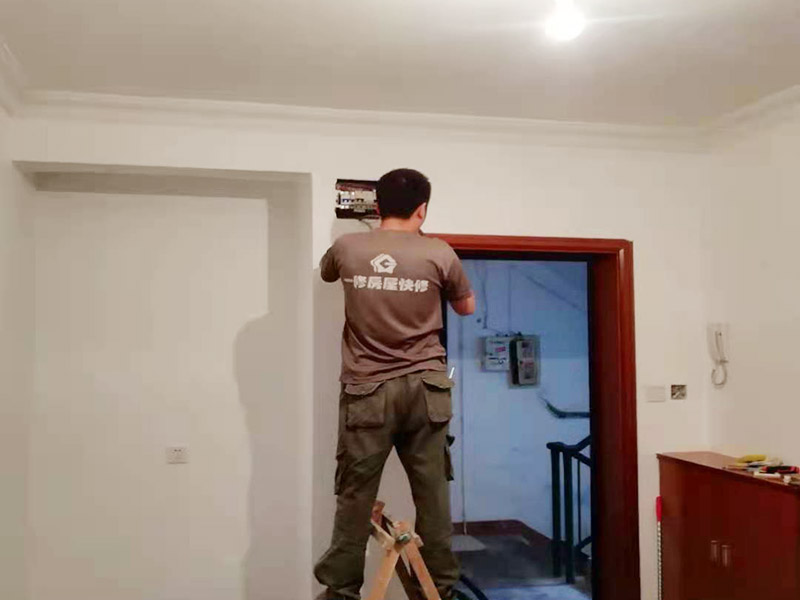 客廳墻面刷漆修補：首先檢查墻面問題點在哪里，找到問題逐步解決，如果發(fā)現(xiàn)墻體不夠堅實，墻面存在大裂縫等問題，應(yīng)該先對墻面進行處理。此時需要注意處理墻面的時候，膩子，膠水，涂料在施工的會后難免會對周圍已經(jīng)裝修好的成品造成影響，在施工前要做好成品的保護。清理好打磨后的膩子表面的浮塵被，就可以刷底漆了，底漆可以提高面漆的附著力、增加面漆的豐滿度、提供抗堿性、提供防腐功能等，使用底漆后面漆更易涂刷，減少了面漆的使用量。