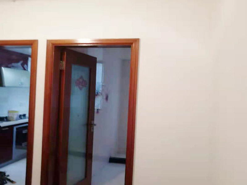 客廳墻面刷漆修補：首先檢查墻面問題點在哪里，找到問題逐步解決，如果發(fā)現(xiàn)墻體不夠堅實，墻面存在大裂縫等問題，應(yīng)該先對墻面進行處理。此時需要注意處理墻面的時候，膩子，膠水，涂料在施工的會后難免會對周圍已經(jīng)裝修好的成品造成影響，在施工前要做好成品的保護。清理好打磨后的膩子表面的浮塵被，就可以刷底漆了，底漆可以提高面漆的附著力、增加面漆的豐滿度、提供抗堿性、提供防腐功能等，使用底漆后面漆更易涂刷，減少了面漆的使用量。