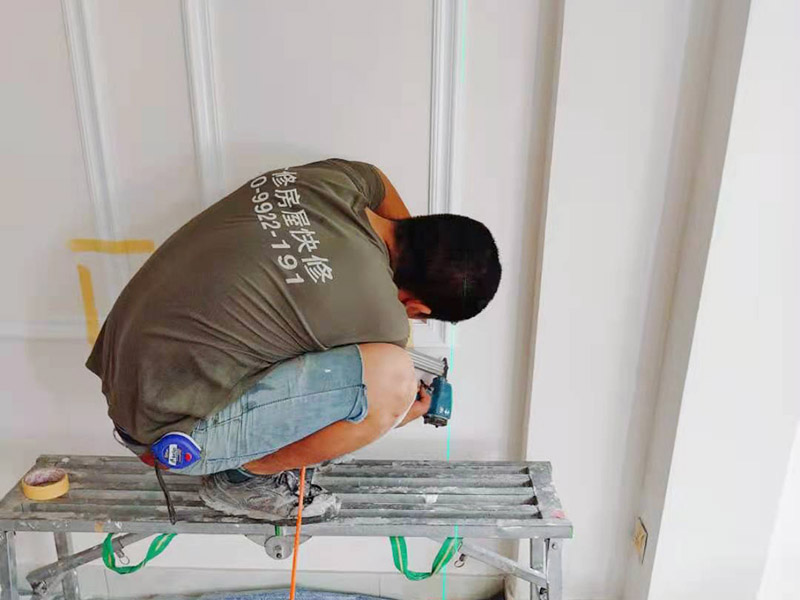 背景墻做石膏線：簡單的石膏線不僅能提高背景墻的格調(diào)，還起到了將背景墻獨(dú)立開來的作用，簡單大方。兩層的電視墻石膏線不僅將墻面拉伸，也讓整個背景墻顯得不那么單調(diào)，這樣的裝修會使得墻面呈現(xiàn)出一種層次感，利用顏色與石膏線的區(qū)分，讓墻面更有立體感。