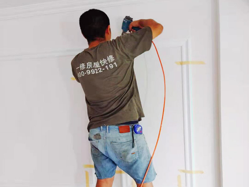 背景墻做石膏線：簡單的石膏線不僅能提高背景墻的格調(diào)，還起到了將背景墻獨(dú)立開來的作用，簡單大方。兩層的電視墻石膏線不僅將墻面拉伸，也讓整個背景墻顯得不那么單調(diào)，這樣的裝修會使得墻面呈現(xiàn)出一種層次感，利用顏色與石膏線的區(qū)分，讓墻面更有立體感。