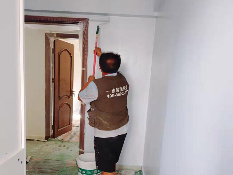 墻面刷乳膠漆服務(wù)：墻面上有污漬的話，會直接影響到乳膠漆的附著力。這其實(shí)是在變向浪費(fèi)乳膠漆。如果強(qiáng)刷乳膠漆的話，只會出現(xiàn)墻面不均勻，油漆刷不上的情況。所以需要鏟除舊墻做好基層處理。然后再刷底漆乳膠漆