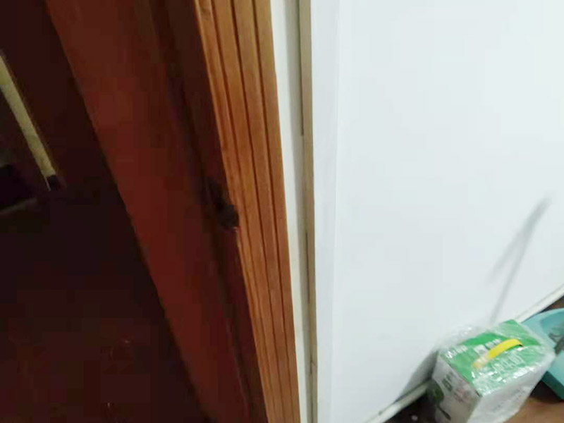 門框破損維修：首先將破損的洞清理干凈，用砂紙打磨一下除去污垢，將膩?zhàn)雍秃锰钤诳斩磧?nèi)，等膩?zhàn)痈珊笥蒙凹埓蚰ス饣蛘咚俑赡z干透的木渣也是打磨光滑，除去上邊的灰塵。然后使用修補(bǔ)膏或者油漆對修補(bǔ)平整光滑的膩?zhàn)由险{(diào)色，還原成與周圍一樣的色彩，用吹風(fēng)機(jī)快速吹干油漆。