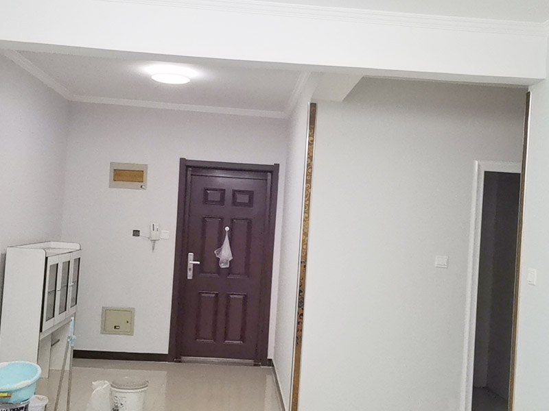 墻面空鼓掉皮維修：首先將空鼓部分敲掉，將涂料層除去，對(duì)墻面作找平處理，然后使用石膏基防霉耐水批土做墻面滿批后再刷一底二面的漆就可以了。重新進(jìn)行墻面粉刷，粉刷時(shí)需要注意，需要在粉刷前一天將墻面濕潤。