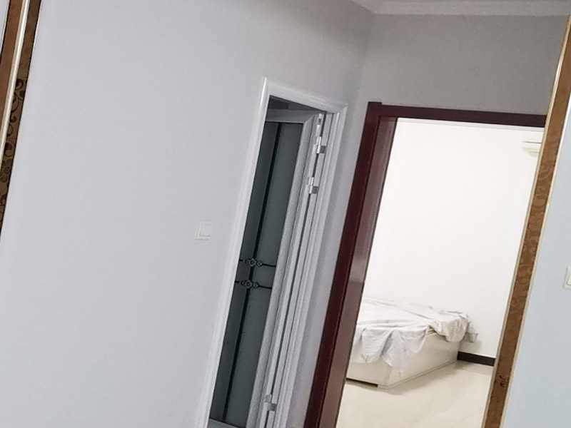 墻面空鼓掉皮維修：首先將空鼓部分敲掉，將涂料層除去，對(duì)墻面作找平處理，然后使用石膏基防霉耐水批土做墻面滿批后再刷一底二面的漆就可以了。重新進(jìn)行墻面粉刷，粉刷時(shí)需要注意，需要在粉刷前一天將墻面濕潤。