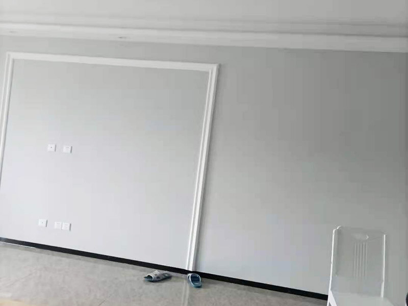 墻面乳膠漆翻新裝修：先將裝修表面上的灰塊、浮渣等雜物用開刀鏟除，如表面有油污，應(yīng)用清洗劑和清水洗凈，干燥后再用棕刷將表面灰塵清掃干凈；膠皮刮板滿刮，要求橫向刮抹平整、均勻，待第一遍膩?zhàn)痈赏负螅么稚凹埓蚰テ秸?。底漆一定要刷勻，乳膠漆建議兩底一面，這時(shí)噴乳膠漆必須將整面墻全部噴到位，這樣就可以達(dá)到翻新的效果，會(huì)有陳舊感