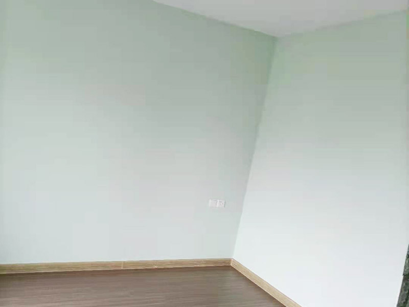 墻面乳膠漆翻新裝修：先將裝修表面上的灰塊、浮渣等雜物用開刀鏟除，如表面有油污，應(yīng)用清洗劑和清水洗凈，干燥后再用棕刷將表面灰塵清掃干凈；膠皮刮板滿刮，要求橫向刮抹平整、均勻，待第一遍膩?zhàn)痈赏负?，用粗砂紙打磨平整。底漆一定要刷勻，乳膠漆建議兩底一面，這時(shí)噴乳膠漆必須將整面墻全部噴到位，這樣就可以達(dá)到翻新的效果，會(huì)有陳舊感