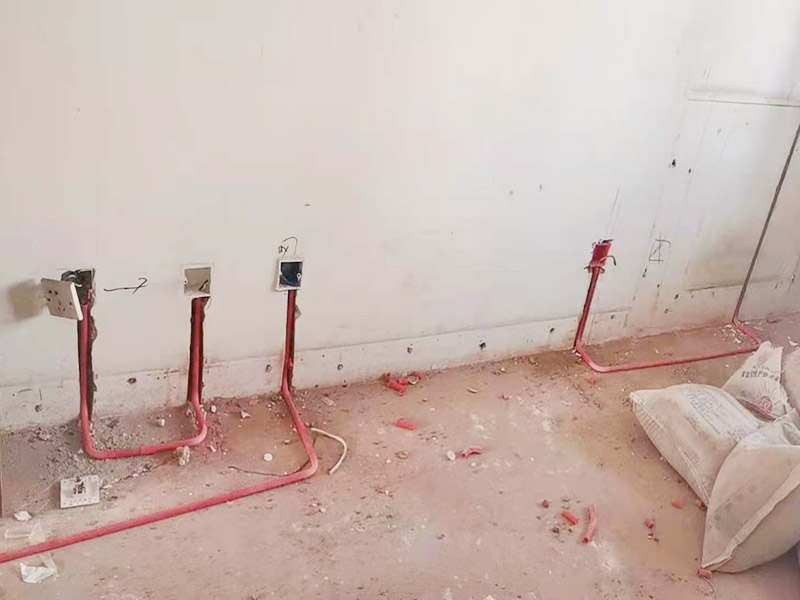 電路改造布線:首先要根據(jù)生活習(xí)慣對電路位置確定了，然后專業(yè)的電工會根據(jù)定位和電路走向，開布線槽。而布線一般采用的是線管暗埋的方式，這樣墻面就能保持美觀整潔，方便后期室內(nèi)設(shè)計(jì)。同時(shí)線管選擇冷彎管可以彎曲而不斷裂，這是布線的好選擇，因?yàn)樗霓D(zhuǎn)角是有弧度的，線可以隨時(shí)更換，而且不用開墻。