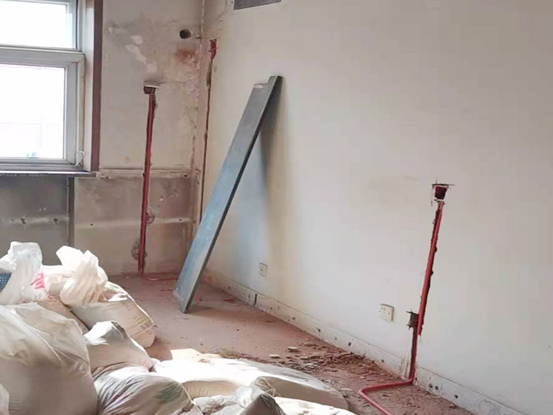 電路改造布線:首先要根據(jù)生活習(xí)慣對電路位置確定了，然后專業(yè)的電工會根據(jù)定位和電路走向，開布線槽。而布線一般采用的是線管暗埋的方式，這樣墻面就能保持美觀整潔，方便后期室內(nèi)設(shè)計(jì)。同時(shí)線管選擇冷彎管可以彎曲而不斷裂，這是布線的好選擇，因?yàn)樗霓D(zhuǎn)角是有弧度的，線可以隨時(shí)更換，而且不用開墻。