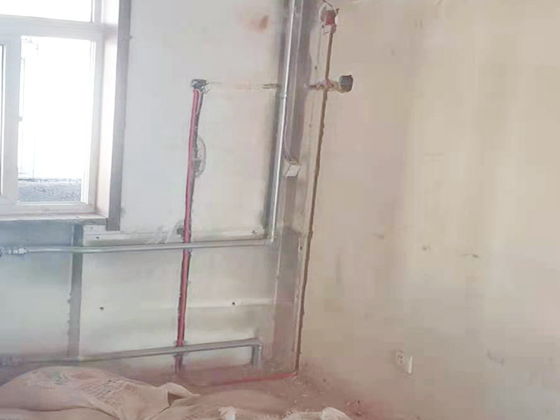 電路改造布線:首先要根據(jù)生活習(xí)慣對電路位置確定了，然后專業(yè)的電工會根據(jù)定位和電路走向，開布線槽。而布線一般采用的是線管暗埋的方式，這樣墻面就能保持美觀整潔，方便后期室內(nèi)設(shè)計(jì)。同時(shí)線管選擇冷彎管可以彎曲而不斷裂，這是布線的好選擇，因?yàn)樗霓D(zhuǎn)角是有弧度的，線可以隨時(shí)更換，而且不用開墻。