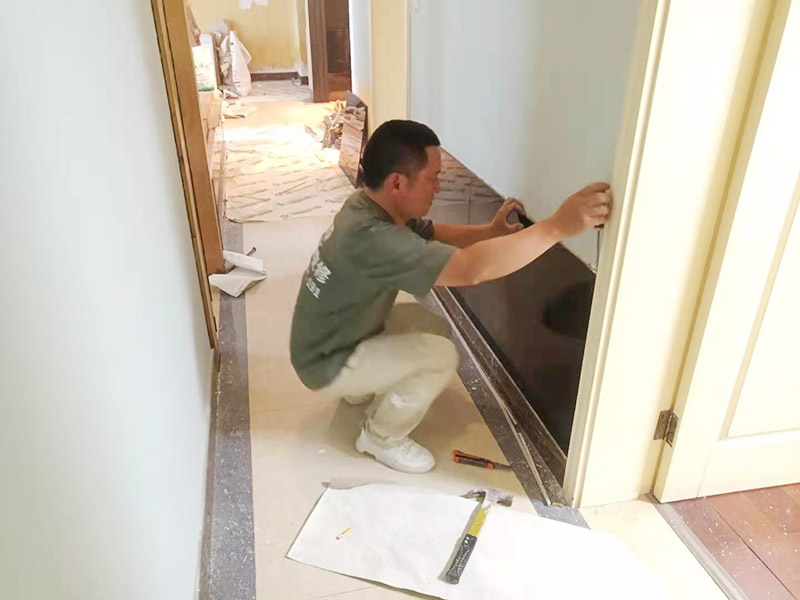 局部拆除裝修施工：主體拆改的過程中原材料的去留也是一個大問題，這在拆改前期就需要最好必須的準備，可以直接使用的材料也可以保留下來，這樣可以有效回收利用并且可以節(jié)省開支。主體拆改變動越大、所需要的工期就越長，材料越高檔，相對價格就越高。