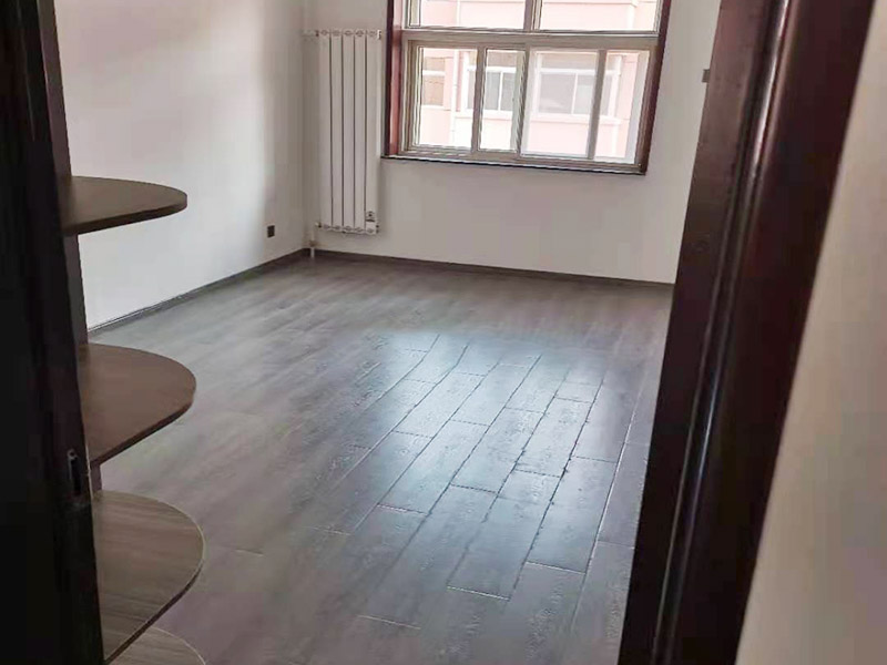 局部裝修前后對比圖：對于地板鋪貼的裝修：首先清掃地面，把灰塵掃干凈。平整地面、排除死角問題，防止地板鋪不平整，正平后在掃一次，確保地面干凈無雜物。然后開始鋪地膜，用地板專用膠帶粘接地膜。開始擺放地板。把地板按照編號擺放好位置。最后地板鋪好了就可以開始裝踢腳線線，裝完踢腳腳線進(jìn)行最后的清潔工作。