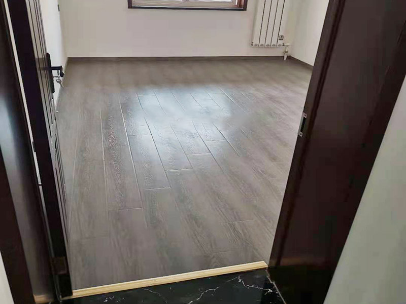 局部裝修前后對比圖：對于地板鋪貼的裝修：首先清掃地面，把灰塵掃干凈。平整地面、排除死角問題，防止地板鋪不平整，正平后在掃一次，確保地面干凈無雜物。然后開始鋪地膜，用地板專用膠帶粘接地膜。開始擺放地板。把地板按照編號擺放好位置。最后地板鋪好了就可以開始裝踢腳線線，裝完踢腳腳線進(jìn)行最后的清潔工作。