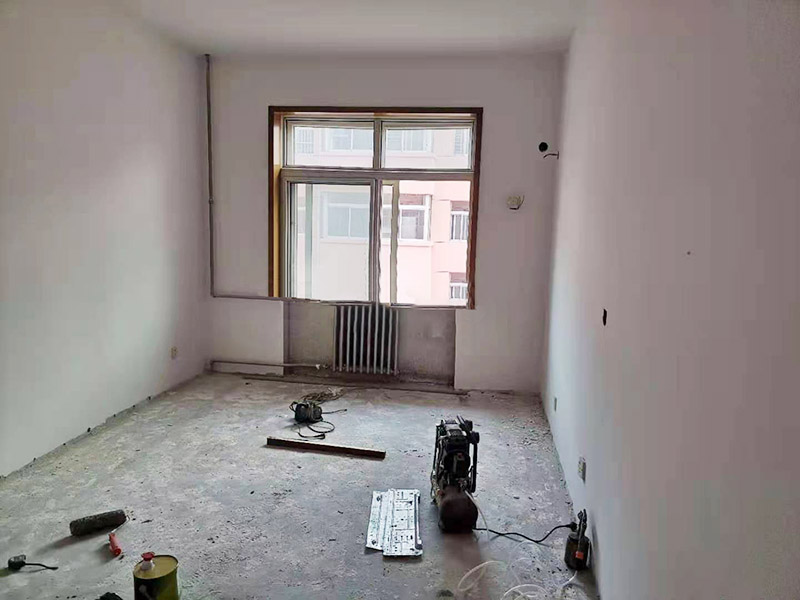 局部裝修前后對比圖：對于地板鋪貼的裝修：首先清掃地面，把灰塵掃干凈。平整地面、排除死角問題，防止地板鋪不平整，正平后在掃一次，確保地面干凈無雜物。然后開始鋪地膜，用地板專用膠帶粘接地膜。開始擺放地板。把地板按照編號擺放好位置。最后地板鋪好了就可以開始裝踢腳線線，裝完踢腳腳線進(jìn)行最后的清潔工作。